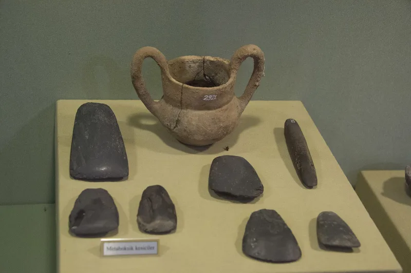 Das Milas-Museum – Milas Müzesi: Karien in einem Saal
